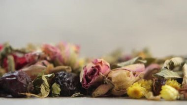 Yavaş çekimde kurutulmuş bitki çayını masaya bırakıyorum. .