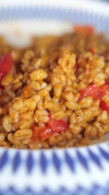 bulgur pilavı ve domates tabağı.
