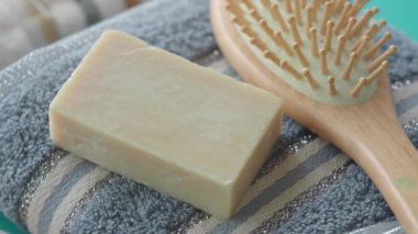 Bu sakinleştirici düzende doğal sabun ve tımar için ahşap bir saç fırçası var.