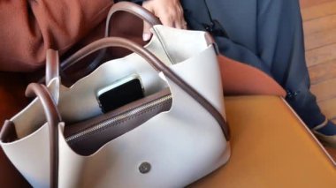 Yankesici hırsız kadın çanta cüzdan çalmak. 