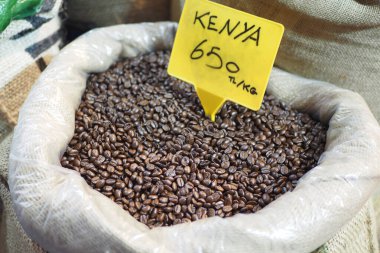 İstanbul pazarında bir torba kahve satıyorum. .