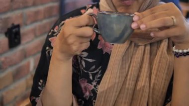 Kahve fincanı tutan kadınlar. .