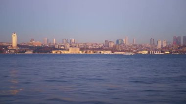 Şaşılacak derecede güzel bir şehir silueti alacakaranlık saatlerinde sakin suya mükemmel bir şekilde yansıtılır.