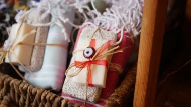 Üstünde nazar boncukları olan bir yığın sabun.