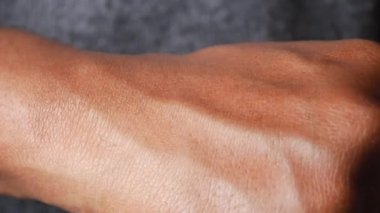 İnsan elinin öne çıkan damarları ve karmaşık deri dokusu anatomisini vurgulaması.