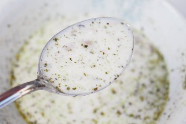 Yoğurt çorbası içen kadın, nohut ve naneli geleneksel çorba.