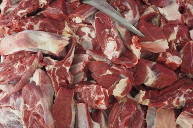 Kasapların çalışma masasına yerleştirilmiş taze, çiğ et yığını.