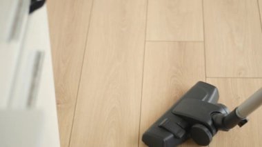 Elektrik süpürgesiyle yer tozunu temizlemek