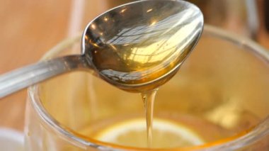 Limonlu çaya bal serpiştir,