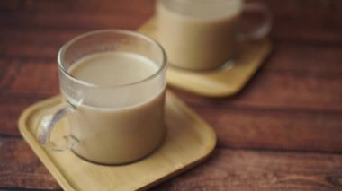 Büyüleyici bambu altlıklarına yerleştirilmiş güzel cam bardaklarda servis edilen lezzetli sıcak çay.