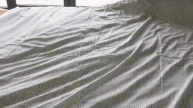 Genç kadınlar yatak odasında yatıyorlar.