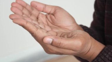 Ramazan 'da namaz kılan müslüman adam .