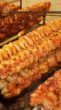 Biftek dükkanından nefis ızgara tavuk şişleri. Mangal severler ve hayranlar için mükemmel.