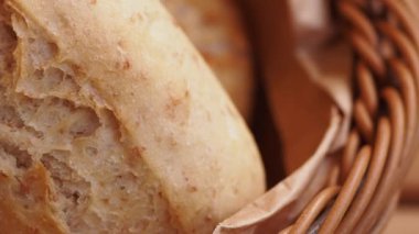 Sıcak bir sepete yerleştirilmiş taze ekmekler. Her yemek toplantısında paylaşmak için ideal.