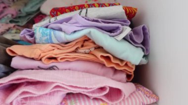 Çeşitli yaratıcı projeler için ideal güzellikte katlanmış kumaşlar.