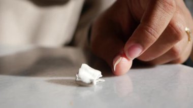 Yakın görünüm odağı ile çiğnenen sakızları etkin bir şekilde kaldırır.