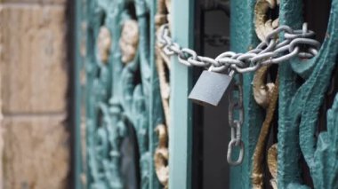 Ahşap bir kapı kapalı eski paslı kilit.