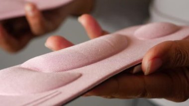 Tasarım ve doku farklılıklarını gösteren iki ayakkabı tabanı görsel karşılaştırması.