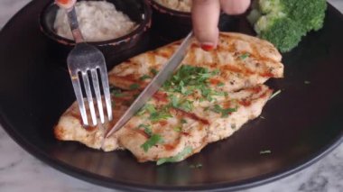 Izgara tavuk etini bıçakla kesmek. ,