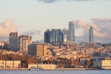 Istanbulların güzel manzarası zengin tarihi ve modernliğini yansıtıyor.