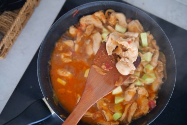 Sıcak tavada taze sebzelerle pişirilmiş lezzetli ve cızırtılı bir tavuk kızartması.