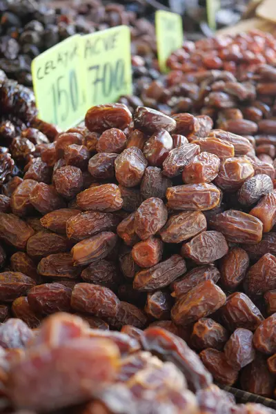  Yerel pazarda çok sayıda meyve satışı tarihi .