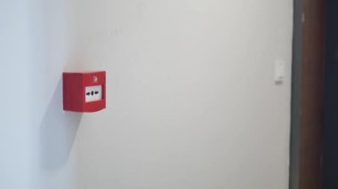 Kırmızı yangın alarm düğmesine duvar 