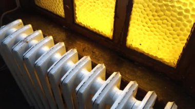 Beyaz radyatör gri beyaz duvarda. apartman ısıtma kurulum sistemi, .