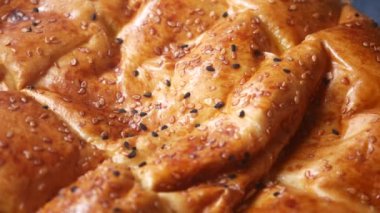 Mükemmel bir şekilde çıtır çıtır susam tohumlarıyla örülmüş güzel kahverengi örülmüş bir ekmek.