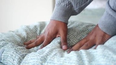 Yatağın üzerine elinle ortopedik yatak dokundur ve bastır...