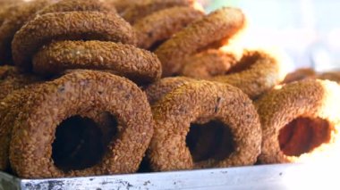 Türk Simit 'i minibüste satıyor ,