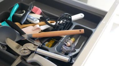 Dağınık mutfak aletleri çekmecesini kapat.