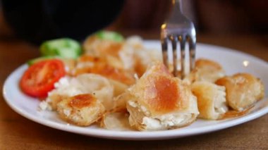 Geleneksel Türk Mutfağı Pastaları tabakta borek ,
