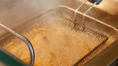 Kızarmış patates baloncuğu sıcak yağda lezzetli, ağız sulandırıcı bir his yaratıyor.