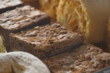 Baştan çıkarıcı ve görsel açıdan çekici gösterimde çeşitli brovniler ve çeşitli hamur işleri yer alıyor.