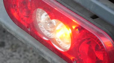 Aktif bir dönüş sinyali gösteren parlak kırmızı arka lambanın detaylı bir görüntüsü