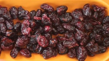 Bu lezzetli ve besleyici yaban mersinleri güzel bir tabakta sunuluyor.