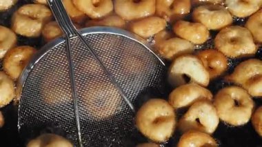 Kızarmış Türk lokma çörekleri..