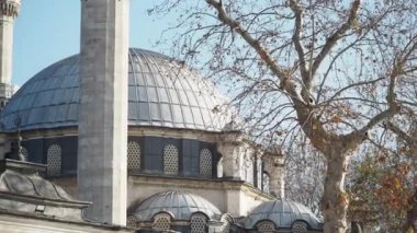 Güzel tasarlanmış bir caminin çarpıcı görüntüsü kubbe ve mavi gökyüzüne karşı yükselen minare.