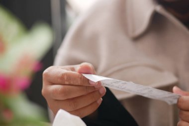 Masadaki satış makbuzlarını kapat. 