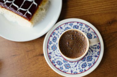 Türk kahve masada .