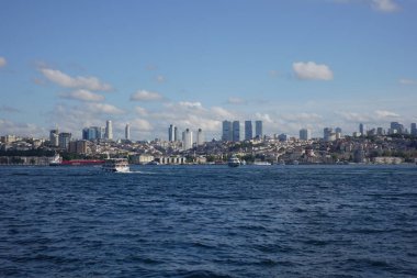 Göz kamaştırıcı ve güzel bir manzara İstanbullar 'ın ikonik siluetini ve sakin sahil şeridini sergiliyor.