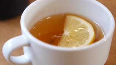 Lezzetli limonlu rahatlatıcı bir fincan çay harika bir ferahlatıcı içecek olur.