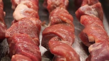 Izgara ya da barbekü seansları için yeni hazırlanmış çiğ et şişleri.