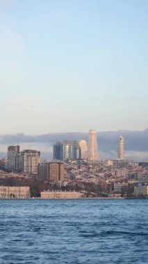 Göz kamaştırıcı ve güzel bir manzara İstanbullar 'ın ikonik siluetini ve sakin sahil şeridini sergiliyor.