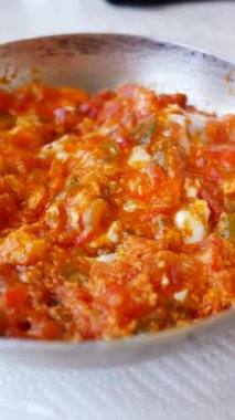 Türk Menemen omleti tavada. 