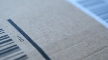 Karton kutuya etiket yapıştırılıyor.