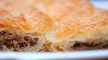 Geleneksel Türk Mutfağı Pastaları tabakta borek ,