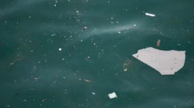 Çöplerle deniz suyu kirliliği.