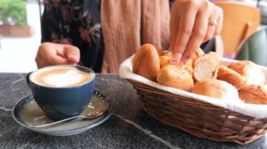 Kahve ve taze hamur işleriyle sıcak bir kafe anının tadını çıkarıyorum.